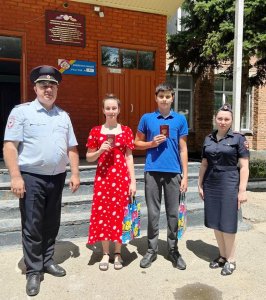 В Северной Осетии полицейские Кировского района торжественно вручили первые паспорта двойняшкам из селения Эльхотово
