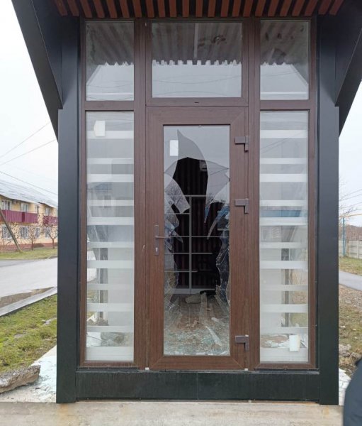 Полицейские Кировского района задержали хулигана, умышленно повредившего газетный киоск
